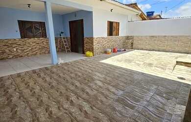 Imagem: A casa possui 2 Dormitórios, 2 Banheiros, 4 Vagas na garagem