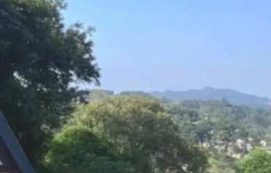 Imagem: O terreno possui 637m² de Área e está localizado em Rosas