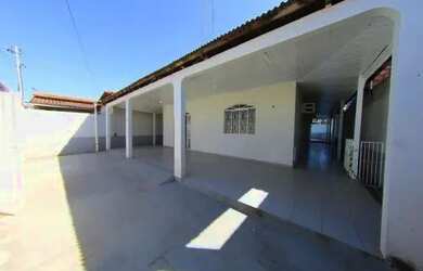 Imagem: A casa possui 3 Dormitórios, 2 Banheiros, 2 Vagas na garagem