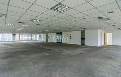 Imagem: O depósito possui 5 Vagas na garagem, 395m² de Área e está