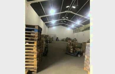 Imagem: O depósito possui 3 Vagas na garagem, 640m² de Área e está