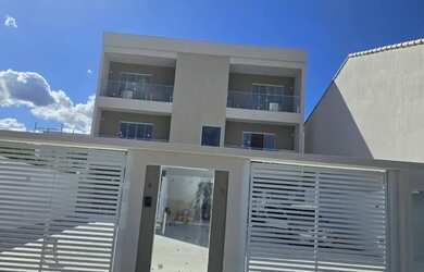 Imagem: A casa possui 3 Dormitórios, 3 Banheiros e 2 Vagas na garagem