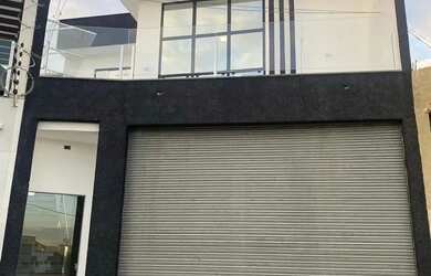 Imagem: A casa possui 3 Dormitórios, 3 Banheiros, 2 Vagas na garagem