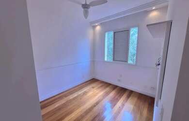 Imagem 5: O imóvel oferece 2 suítes, 1 banheiro, 1 escritório, 1 lavabo, 2 vagas...