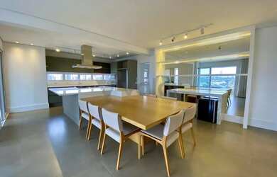 Imagem: O apartamento possui 3 Dormitórios, 1 Banheiro, 4 Vagas na