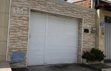 Imagem: A casa possui 2 Dormitórios, 1 Banheiro, 2 Vagas na garagem