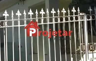 Imagem: A casa possui 3 Dormitórios, 2 Banheiros, 2 Vagas na garagem