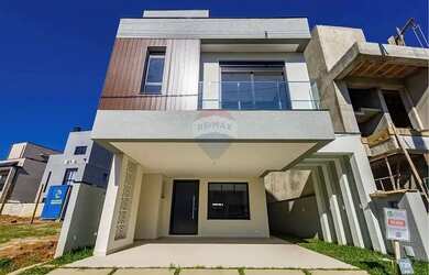 Imagem: A casa possui 3 Dormitórios, 5 Banheiros, 2 Vagas na garagem