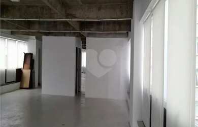 Imagem: O depósito para alugar possui 1 Vaga na garagem e 120m² de