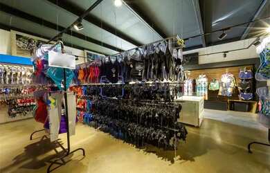 Imagem: O depósito possui 4 Vagas na garagem e 320m² de Área e está