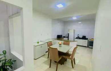 Imagem: A casa possui 3 Dormitórios, 2 Banheiros, 1 Vaga na garagem