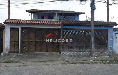 Imagem: A casa possui 2 Dormitórios, 2 Banheiros, 2 Vagas na garagem