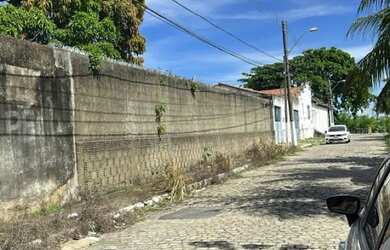 Imagem: A casa possui 3 Dormitórios, 2 Banheiros, 1 Vaga na garagem