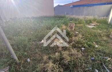 Imagem 2: Terreno Plano entre casas no Bairro no Jardim das Palmeiras. Rio Claro/SP