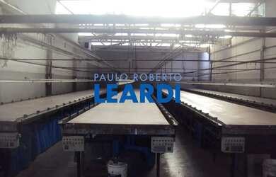 Imagem: O depósito possui 2 Vagas na garagem, 550m² de Área e está