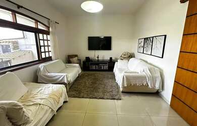 Imagem: A casa possui 3 Dormitórios, 3 Banheiros, 246m² de Área e