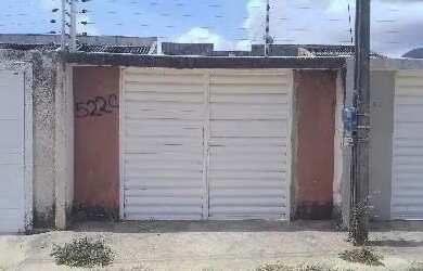 Imagem: A casa possui 3 Dormitórios, 1 Banheiro, 1 Vaga na garagem
