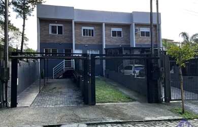 Imagem: A casa possui 2 Dormitórios, 1 Banheiro, 2 Vagas na garagem