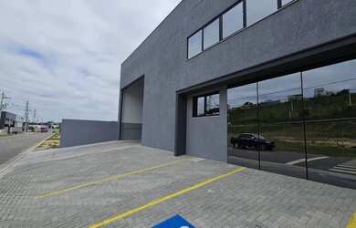 Imagem: O depósito possui 5 Vagas na garagem, 500m² de Área e está