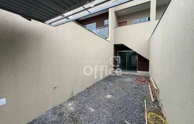 Imagem: A casa possui 3 Dormitórios, 1 Banheiro, 2 Vagas na garagem