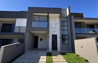 Imagem: A casa possui 3 Dormitórios, 3 Banheiros, 1 Vaga na garagem