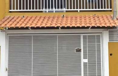 Imagem: A casa possui 2 Dormitórios, 2 Banheiros, 2 Vagas na garagem