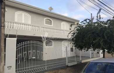 Imagem: A casa possui 4 Dormitórios, 5 Banheiros, 5 Vagas na garagem