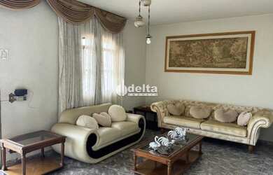 Imagem: A casa possui 3 Dormitórios, 3 Banheiros, 4 Vagas na garagem