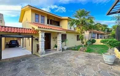 Imagem: A casa possui 3 Dormitórios, 2 Banheiros, 4 Vagas na garagem