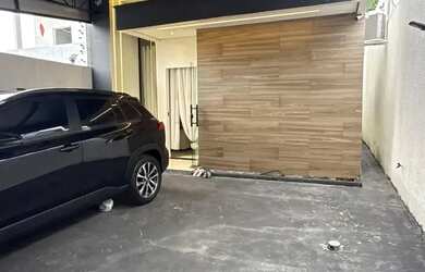 Imagem: A casa possui 3 Dormitórios, 2 Banheiros, 2 Vagas na garagem