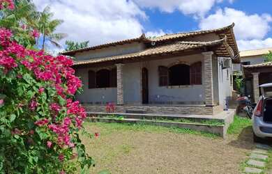 Imagem: A casa possui 4 Dormitórios, 3 Banheiros e 1 Vaga na garagem