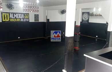 Imagem: A casa possui 4 Dormitórios, 5 Banheiros, 3 Vagas na garagem