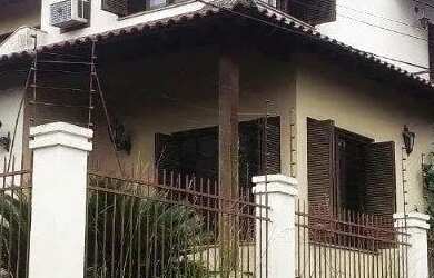 Imagem: A casa possui 5 Dormitórios, 2 Banheiros, 2 Vagas na garagem