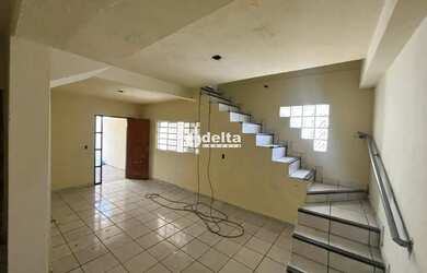 Imagem: A casa possui 4 Dormitórios, 1 Banheiro, 2 Vagas na garagem