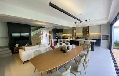 Imagem: A casa em condomínio possui 3 Dormitórios, 4 Banheiros, 2