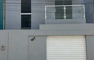 Imagem: A casa possui 3 Dormitórios, 2 Banheiros, 1 Vaga na garagem