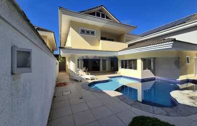 Imagem: A casa em condomínio possui 4 Dormitórios, 5 Banheiros, 3