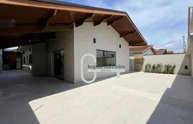 Imagem: A casa possui 3 Dormitórios, 4 Banheiros, 4 Vagas na garagem