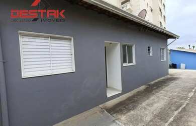 Imagem: A casa possui 1 Dormitório, 1 Banheiro, 1 Vaga na garagem