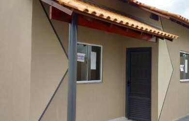 Imagem: A casa possui 2 Dormitórios, 1 Banheiro, 2 Vagas na garagem