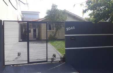 Imagem: A casa possui 3 Dormitórios, 2 Banheiros, 2 Vagas na garagem