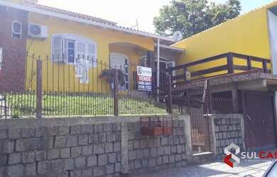 Imagem: A casa possui 3 Dormitórios, 3 Banheiros, 2 Vagas na garagem