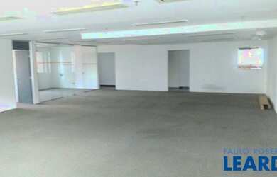 Imagem: O depósito possui 4 Vagas na garagem e 216m² de Área e está