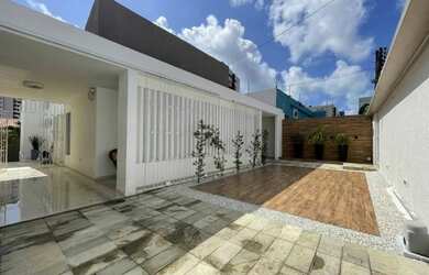 Imagem: A casa possui 3 Dormitórios, 2 Banheiros, 2 Vagas na garagem