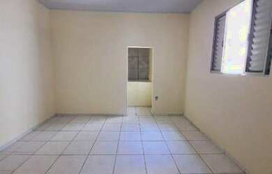 Imagem: A casa possui 1 Dormitório, 1 Banheiro, 1 Vaga na garagem