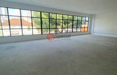 Imagem: O depósito possui 5 Vagas na garagem, 555m² de Área e está