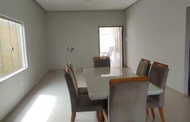 Imagem: A casa possui 3 Dormitórios, 2 Banheiros, 4 Vagas na garagem