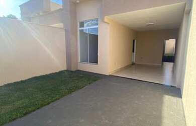 Imagem: A casa possui 3 Dormitórios, 2 Banheiros, 3 Vagas na garagem