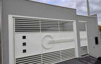 Imagem: A casa possui 3 Dormitórios, 2 Banheiros, 2 Vagas na garagem