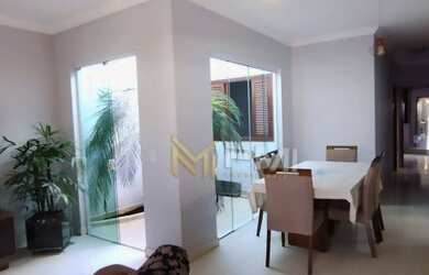 Imagem: A casa possui 3 Dormitórios, 2 Banheiros, 3 Vagas na garagem